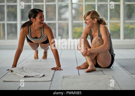 Due giovani donne che esercitano insieme. Foto Stock