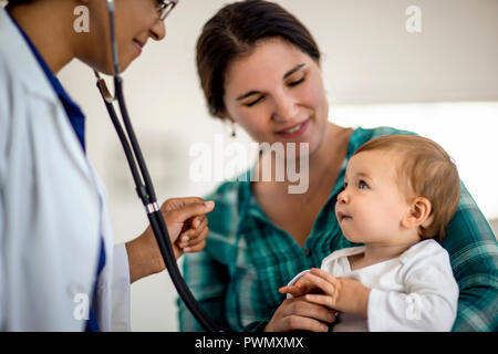 Baby boy ottenere una visita medica di controllo. Foto Stock