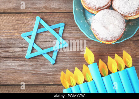 Festa ebraica Hanukkah e i relativi attributi menorah, ciambelle, stella di Davide. Hanukkah menorah. Hanukkah vacanza. Hanukkah ebraica Foto Stock