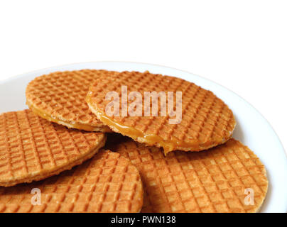 Chiuso fino Stroopwafel cookie, olandese gustosi dolci tradizionali serviti sulla piastra bianca isolata su sfondo bianco con spazio libero per il testo e il Design Foto Stock