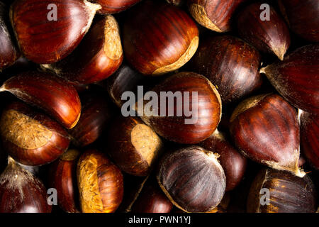 Le castagne su una pila facendo uno sfondo Foto Stock