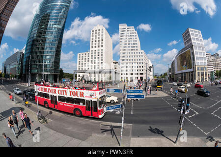 Berlino. Germania. Autobus turistico su Potsdamer Platz. Vista in elevazione. Foto Stock