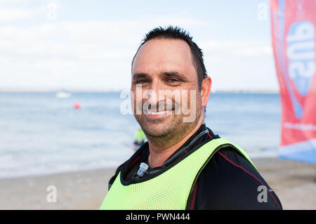 Ritratto di un uomo dopo la finitura di una paletta di gara della scheda Foto Stock