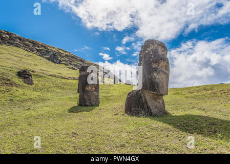 Vista frontale di un paio di metropolitana di moai sul vulcano estinto Rano Raraku Foto Stock