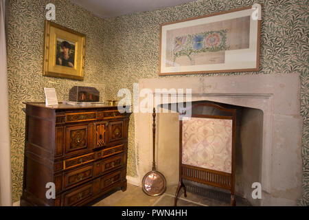 Regno Unito, Inghilterra, Oxfordshire, Kelmscott Manor, Jane Morris' camera da letto, Rosetti scrigno sul cabinet giacobino Foto Stock