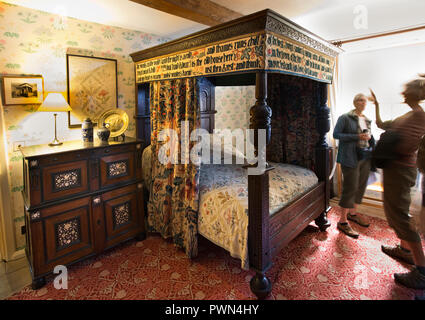 Regno Unito, Inghilterra, Oxfordshire, Kelmscott Manor, William Morris' camera da letto, ricamati tessili letto Foto Stock