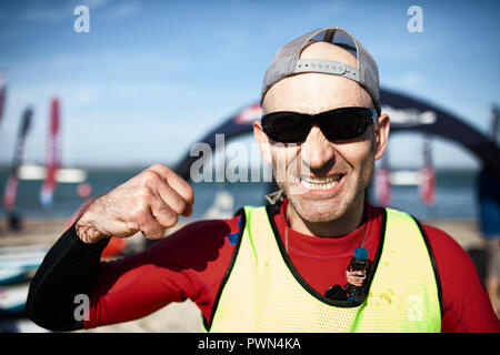 Ritratto di una pagaia boarder dopo una gara Foto Stock