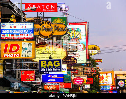 Segni in Khao San Road, Bangkok, Thailandia Foto Stock