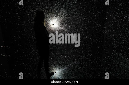 Distorsioni in spaziotempo, è un coinvolgente artwork replicare l'esperienza di rafforzamento in le onde gravitazionali di un buco nero da audio-visivo di pionieri Marshmallow festa Laser, installato nel 1830 magazzino a Manchester per la scienza e l'industria museo come parte di Manchester Festival della Scienza. Foto Stock