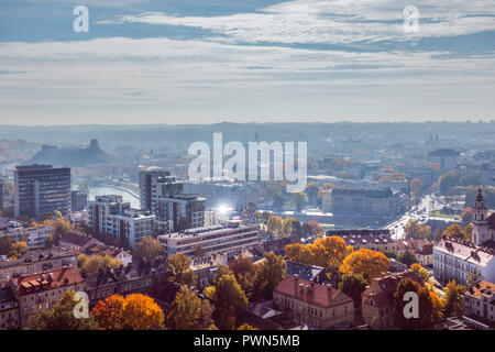 La Lituania, Vilnius cityscape nelle nebbiose giornate d'autunno. Foto Stock