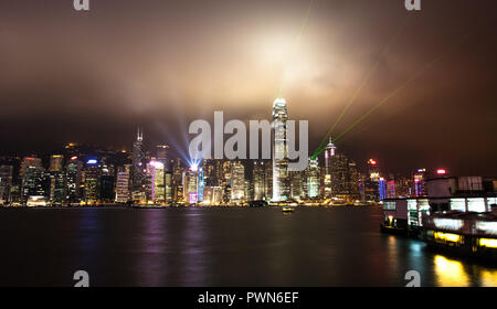 Victoria Harbour, skyline di Hong Kong e la Sinfonia di Luci Foto Stock