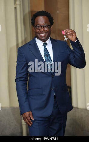 Jazz trombonista Dennis Rollins dopo aver ricevuto il suo membro dell'ordine dell'Impero Britannico (MBE) medaglia in una cerimonia di investitura a Buckingham Palace di Londra. Foto Stock