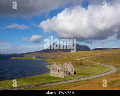 La rovina di calda casa con Ardvreck Castle in background, Loch Assynt, Scozia. Vista da A837 sulla strada per la costa nord di 500 route. Foto Stock
