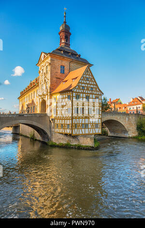 Dallo storico municipio sulla Obere Brücke (ponte superiore) attraverso il fiume Regnitz a Bamberg, Franconia, Baviera, Germania Foto Stock