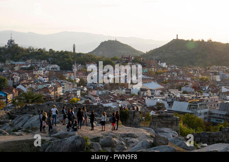 Gruppo guidate di turisti su scenic lookout sulla città vecchia di Plovdiv, Bulgaria Foto Stock