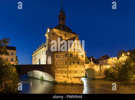 Dallo storico municipio di Bamberg, Baviera, sull'Obere Brücke ponte sul fiume Regnitz a notte Foto Stock