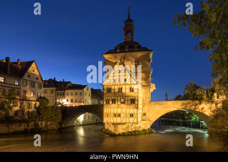 Dallo storico municipio di Bamberg, Baviera, sull'Obere Brücke ponte sul fiume Regnitz in blu ora Foto Stock