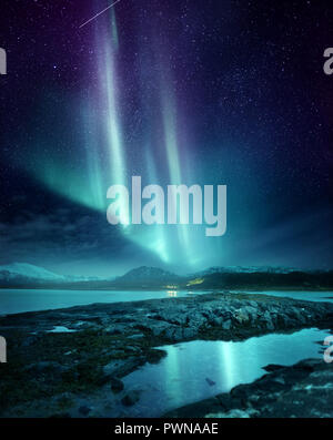 Una spettacolare Northern Light display Aurora che illumina il cielo notturno in Norvegia del nord. Una popolare destinazione entro il circolo polare artico per la caccia t Foto Stock