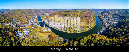 Panoramica aerea di Cochem con il Castello di Reichsburg e sulla Mosella. Germania Foto Stock