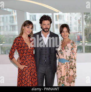 Irene Arcos attrice, Alvaro Morte attore e Veronica Sanchez presso la foto chiamata per il molo (MOVISTAR+/ BETA FILM) durante MIPCOM 2018 Foto Stock