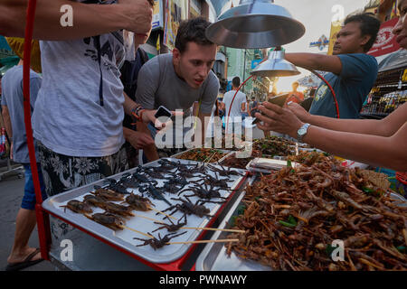 Una bancarella di strada in Khao San Rd, in zona Banglamphoo, Bangkok, Thailandia, offrendo prodotti commestibili scorpioni, tarantulas, cavallette e in tutti i tipi di bug Foto Stock