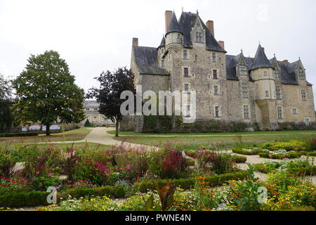 Antica pietra castello medievale con belle su misura giardini floreali e parcheggiare in un paese di campagna in Francia Foto Stock