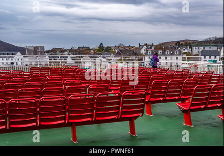 Sedie rosse sul ponte anteriore di un traghetto, arrivando a Ullapool, Scotland, Regno Unito Foto Stock