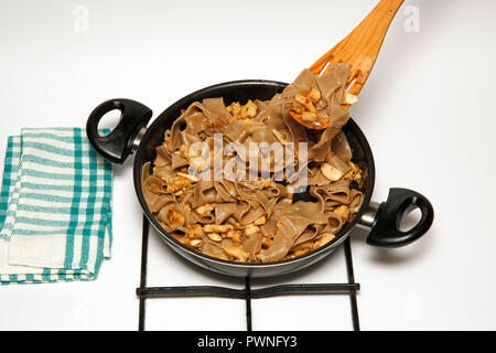 Pasta ai funghi con pollo e mandorle Foto Stock