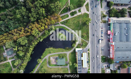 Antenna fuco volo: vista sul lago con macchie di olio dalla strada. Foto Stock