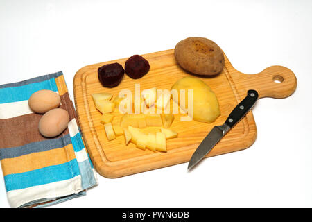 Insalata con patate, barbabietole e salsa di mandorle Foto Stock