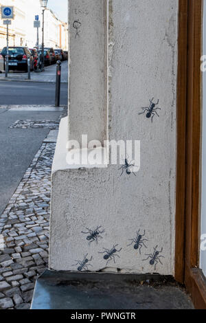 Arte di strada a Berlino, Urban wildlife, dipinto di formiche su parete di edificio Foto Stock