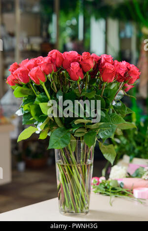 Profumo di rosa scuro rose Foto Stock