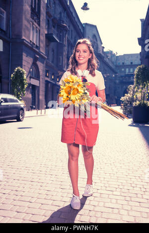 Felice trasmissione via IR di giovane donna tornando a casa dalla data romantico Foto Stock