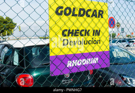 Goldcar/noleggio auto ufficio di noleggio all'aeroporto El Prat di Barcellona. Spagna Foto Stock