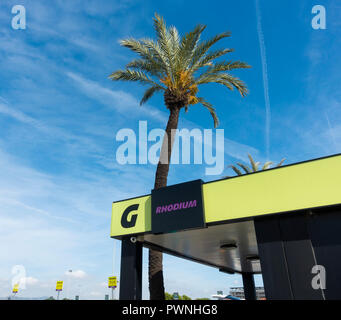 Goldcar/noleggio auto ufficio di noleggio all'aeroporto El Prat di Barcellona. Spagna Foto Stock