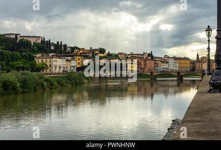 Firenze sulla riva del fiume. Bella città. La città di Firenze, Italia. Tipica città italiana. Foto Stock