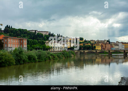 Firenze sulla riva del fiume. Bella città. La città di Firenze, Italia. Tipica città italiana. Foto Stock