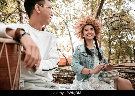 Bella ragazza profondo in pensieri positivi Foto Stock