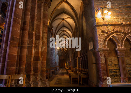 L'interno del normanno St Magnus Cathedral, Kirkwall, Orkney Islands, Scotland, Regno Unito Foto Stock