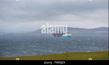 Una petroliera in corrispondenza di una piattaforma petrolifera nel Mare del Nord, Sapa flusso, Terraferma ,Orkney Islands, Scozia Foto Stock