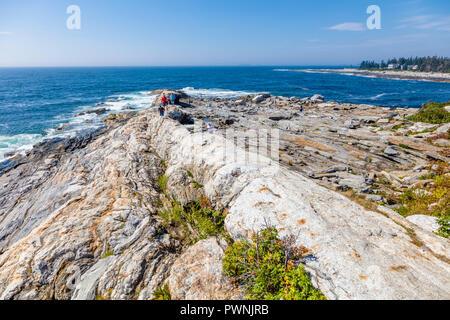 Rocciosa costa Atlantica di fronte Pemaquid Point Lighthouse in Bristol Maine Foto Stock