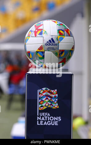 LVIV, Ucraina - 9 Settembre 2018: Adidas unite League, ufficiale match ball di nazioni UEFA League 2018/2019 sul piedistallo visto durante la UEFA Nazione Foto Stock