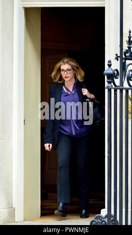 Penny Mordaunt MP, Segretario di Stato per lo Sviluppo Internazionale, il ministro per le donne e di Uguaglianze, lasciando dopo una lunga riunione del gabinetto a dis Foto Stock