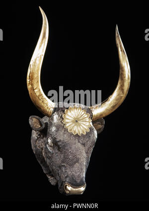 Tombe reali di Micene. Xvi secolo A.C. Silver rhyton a forma di testa di bovino, oro di corna e rosette. Tomba IV. Cerchio grave A. Museo Archeologico Nazionale. Atene, Grecia. Foto Stock