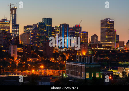 Vista serale della skyline di sviluppo della città di Edmonton con Rossdale Powerplant in primo piano e la Torre Stantec in background Foto Stock