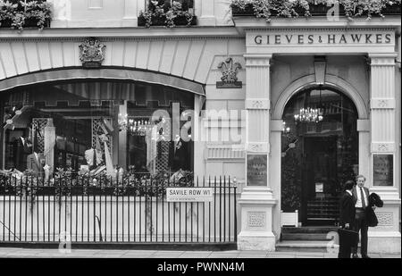 Gieves & Hawkes, bespoke uomini sarto e menswear rivenditore, savile Road, Londra, Inghilterra. Circa ottanta Foto Stock