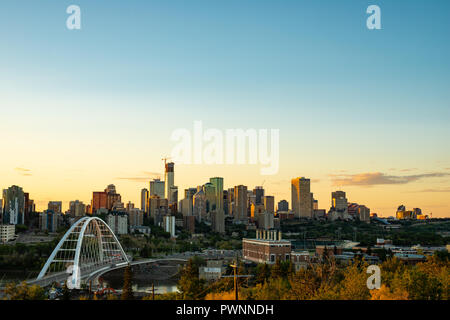 Skyline della città di Edmonton, Alberta con il nuovo ponte Walterdale in primo piano. Foto Stock