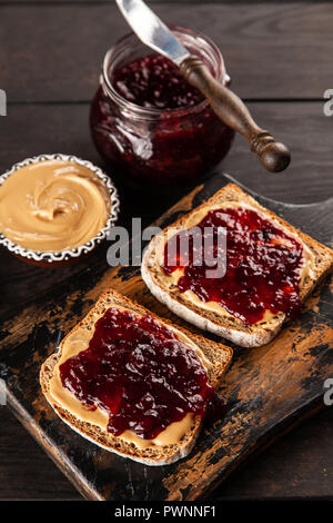 Burro di arachidi e sandwich di gelatina Foto Stock