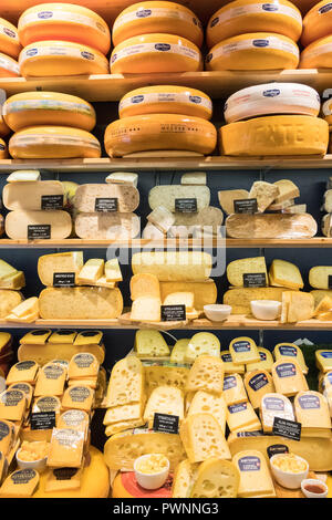 Display del formaggio sulla vendita a Zuivelhoeve negozio di formaggi, Leeuwarden, Paesi Bassi Foto Stock