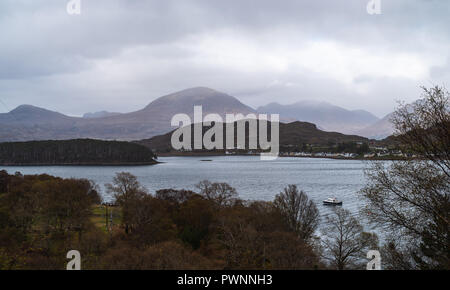 La molla a loch Shieldaig e Eilean Dughaill vicino Ardheslaig, Applecross, Scotland, Regno Unito Foto Stock